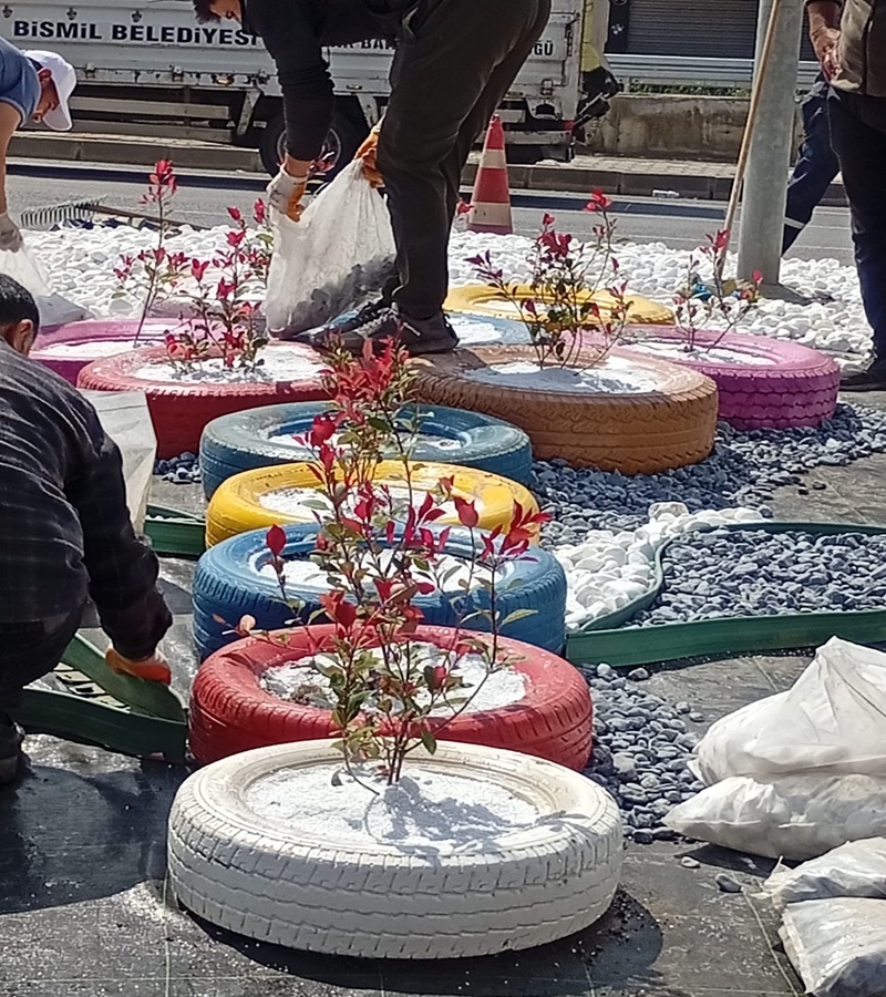 Refüj ve Kavşaklarda Bitkilendirme ve Bakım Çalışması Devam Ediyor