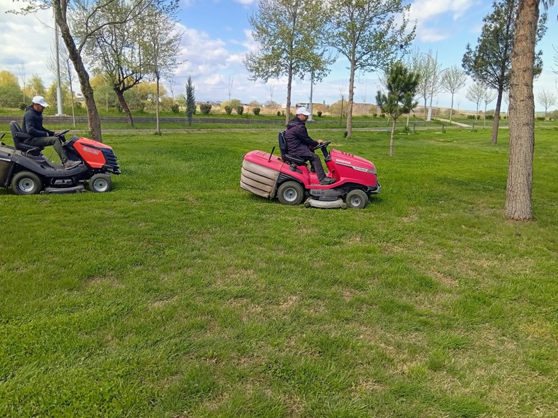 Park ve Yeşil Alanlarımızda Çim Biçme Çalışmaları Hızla Devam Ediyor